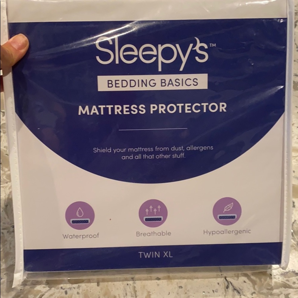 Twin XL mattress protector.